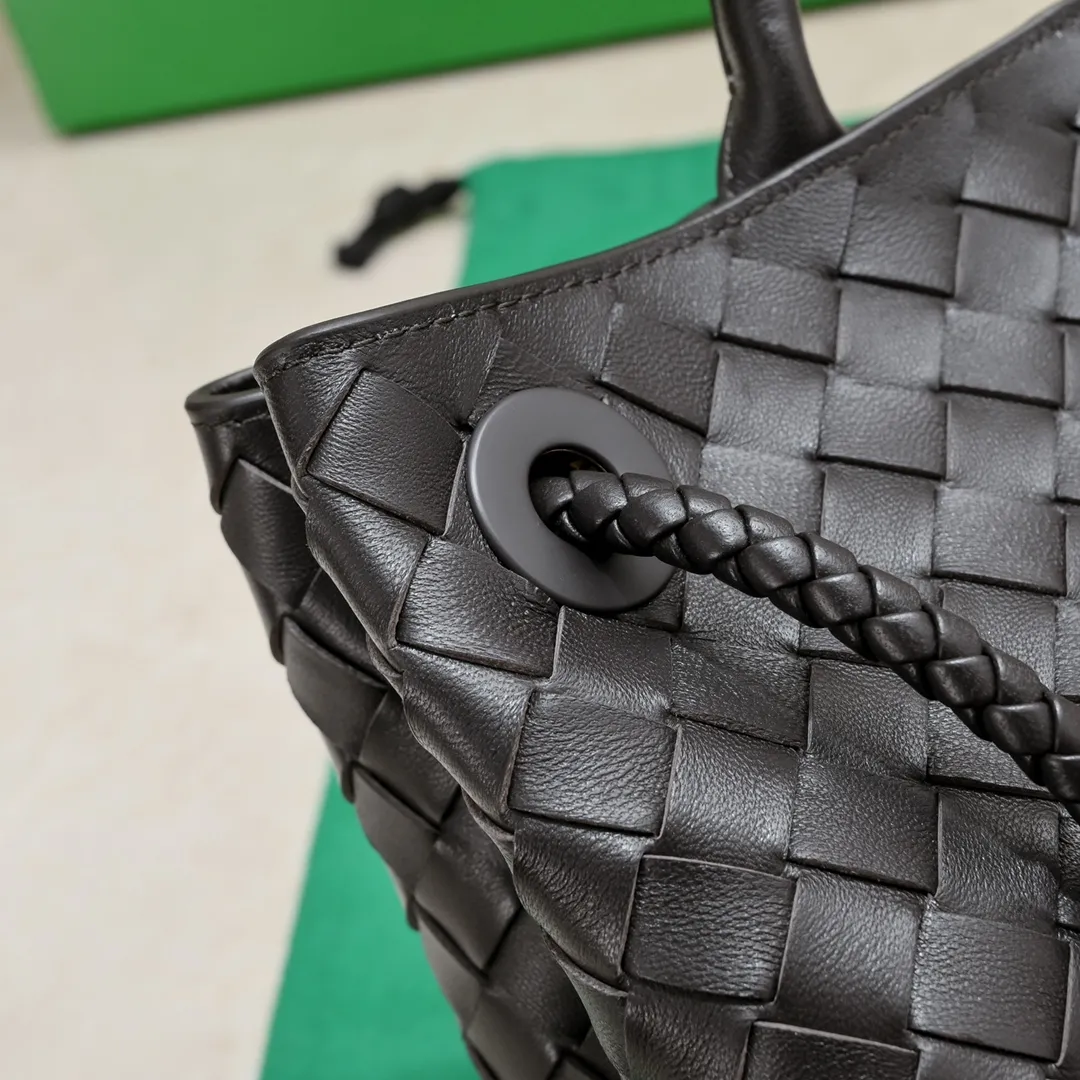 Batch 1960 #Bottega Veneta new horizontal Andiamo handbag, many stars have the same style 🎈 Classic full-body leather weaving with golden rope buckle, stable and chic enough [proud] The whole body is made of Nappa sheep leather, comfortable, soft and dynamic. The sliding metal rope buckle can adjust the shoulder strap, single shoulder / handbag / crossbody, multiple carrying methods, large bag capacity, suitable for commuting / daily / travel This bag is divided into small/medium/large sizes. There is always one that suits you, so take me with you🎀🎀 Size: 29x18x10 Model: 6463#